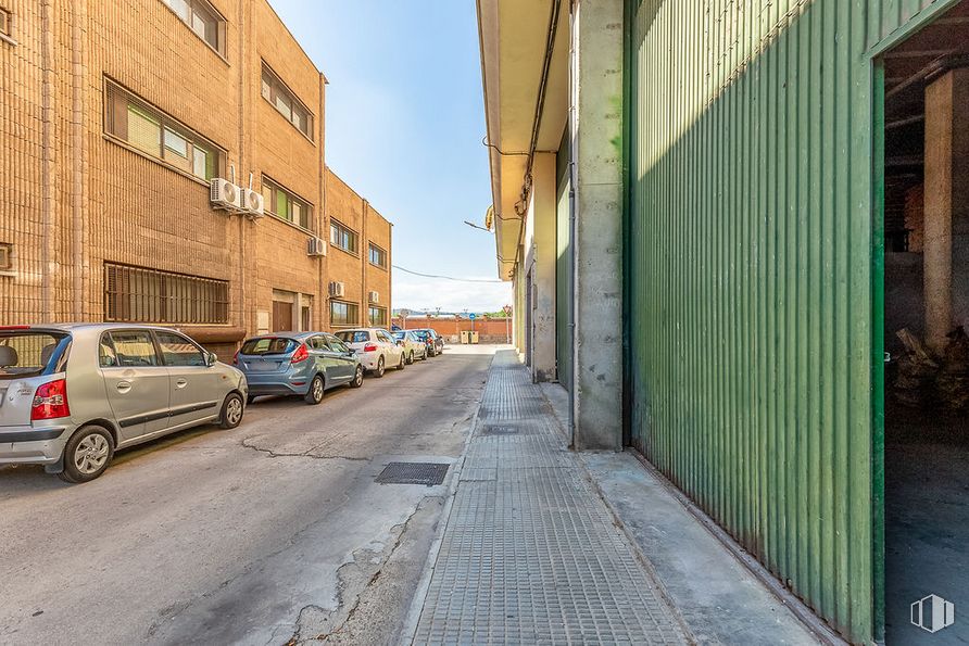 Retail for sale & for rent at Zona Pilar, Talavera de la Reina, Toledo, 45600 with car, building, tire, wheel, vehicle, vehicle registration plate, automotive lighting, sky, infrastructure and road surface around