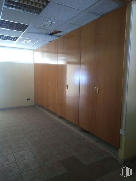 Retail for sale at Plaza Ramón y Cajal, Azuqueca de Henares, Guadalajara, 19200 with wardrobe, door, house, hall, fixture, floor, flooring, wood, ceiling and building around