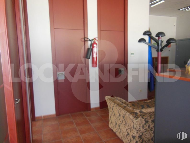 Office for sale at Calle Río Jarama, 132, Toledo, 45006 with furniture, lighting, property, fixture, wood, interior design, building, door, floor and flooring around