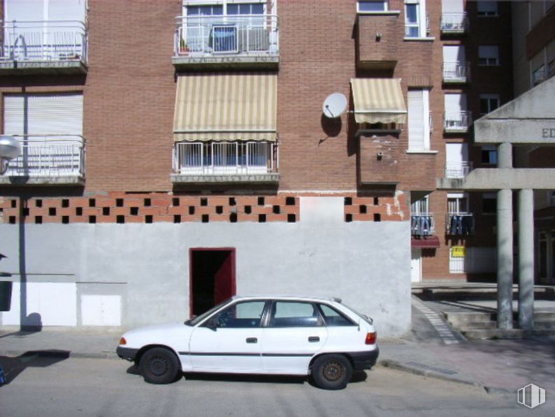 Local en alquiler y venta en Calle Ginebra, Móstoles, Madrid, 28936 con coche, neumático, edificio, luz de estacionamiento automotriz, rueda, vehículo terrestre, vehículo, fotografía, ventana y luz de posición lateral automotriz alrededor