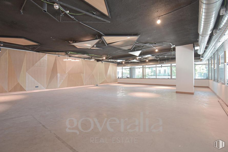 Office for rent at Calle Marqués de la Ensenada, Centro, Madrid, 28004 with interior design, hall, floor, flooring, wood, fixture, space, ceiling, glass and event around