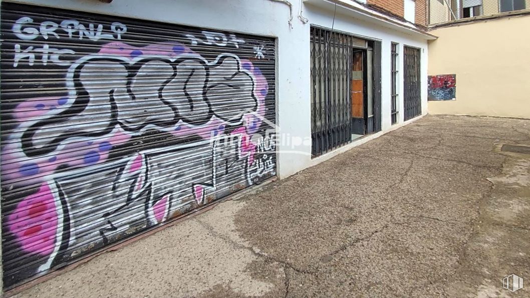 Local en venta en Calle Luis Piernas, Ciudad Lineal, Madrid, 28017 con arte, fuente, ventana, graffiti, fachada, edificio, tintes y matices, asfalto, superficie de la carretera y pintura alrededor