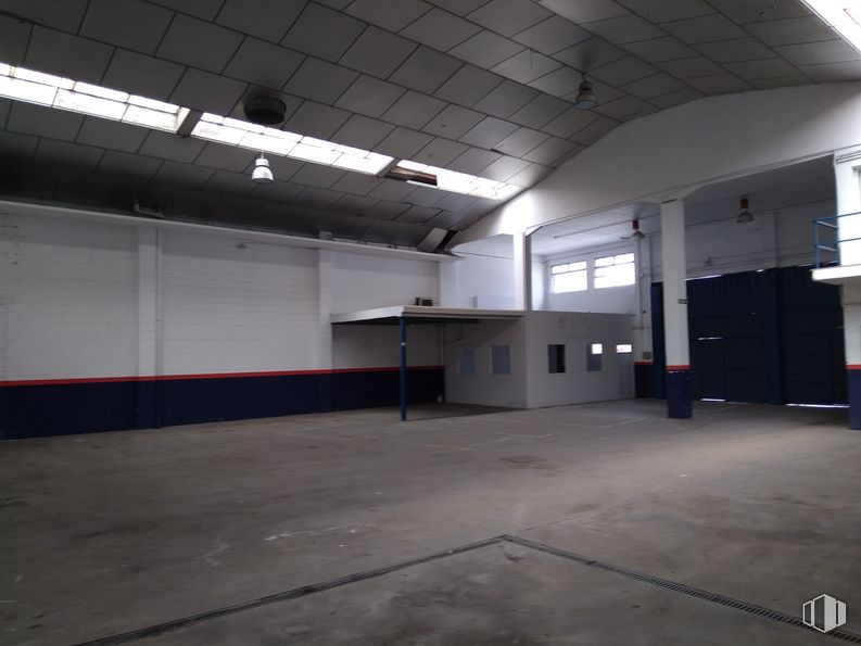 Industrial for rent at Calle Gamonal, 12, Villa de Vallecas, Madrid, 28031 with lighting, window, building, hall, field house, flooring, parking, fixture, ceiling and city around