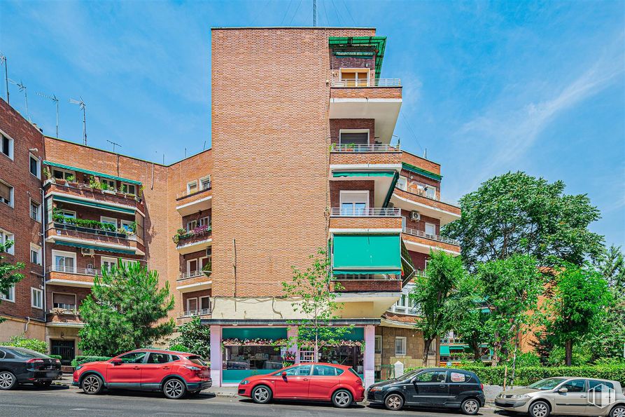 Retail for sale & for rent at Calle López de Hoyos, Hortaleza, Madrid, 28043 with car, building, sky, tire, wheel, automotive parking light, land vehicle, cloud, vehicle and window around