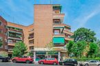 Retail for sale & for rent at Calle López de Hoyos, Hortaleza, Madrid, 28043 with car, building, sky, tire, wheel, automotive parking light, land vehicle, cloud, vehicle and window around