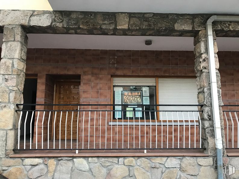 Retail for rent at Calle Mayor, 37, Cercedilla, Madrid, 28470 with window, door, building, wood, building material, brickwork, fence, house, brick and material property around