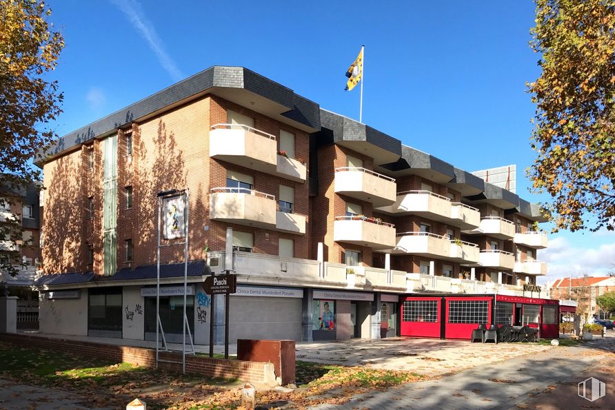 Local en alquiler en Edificio Azata Club, Avenida Europa, 16 y Calle Oslo, 1, Pozuelo de Alarcón, Madrid, 28224 con edificio, cielo, propiedad, planta, ventana, árbol, nube, diseño urbano, condominio y barrio alrededor