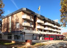 Local en alquiler en Edificio Azata Club, Avenida Europa, 16 y Calle Oslo, 1, Pozuelo de Alarcón, Madrid, 28224 con edificio, cielo, propiedad, planta, ventana, árbol, nube, diseño urbano, condominio y barrio alrededor