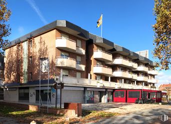 Local en alquiler en Edificio Azata Club, Avenida Europa, 16 y Calle Oslo, 1, Pozuelo de Alarcón, Madrid, 28224 con edificio, cielo, propiedad, planta, ventana, árbol, nube, diseño urbano, condominio y barrio alrededor