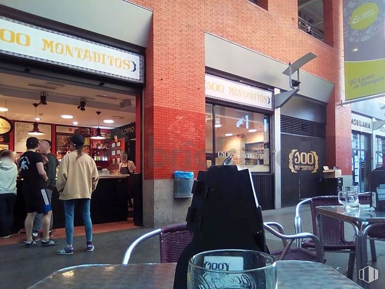 Retail for sale at Avenida Poblados, La Latina, Madrid, 28044 with person, outerwear, luggage & bags, building, chair, customer, event, barware, table and business around