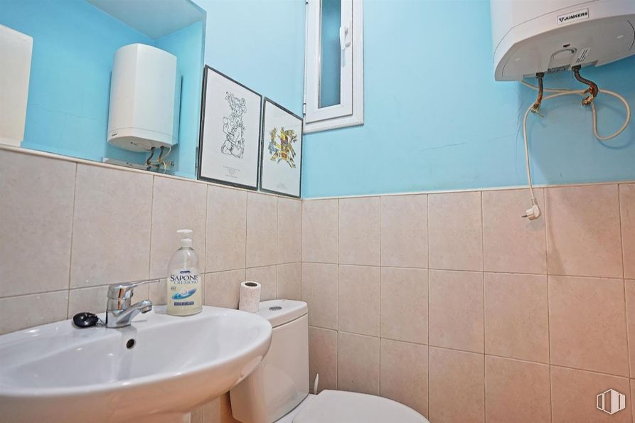 Retail for sale at Calle Caramuel, La Latina, Madrid, 28011 with toilet, sink, bottle, mirror, tap, plumbing fixture, bathroom sink, property, photograph and building around