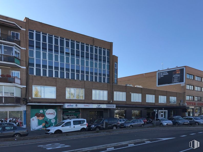 Oficina en alquiler en Avenida Cardenal Herrera Oria, 63, Fuencarral - El Pardo, Madrid, 28034 con coche, ventana, edificio, cielo, rueda, vehículo, neumático, edificio comercial, bienes raíces y fachada alrededor