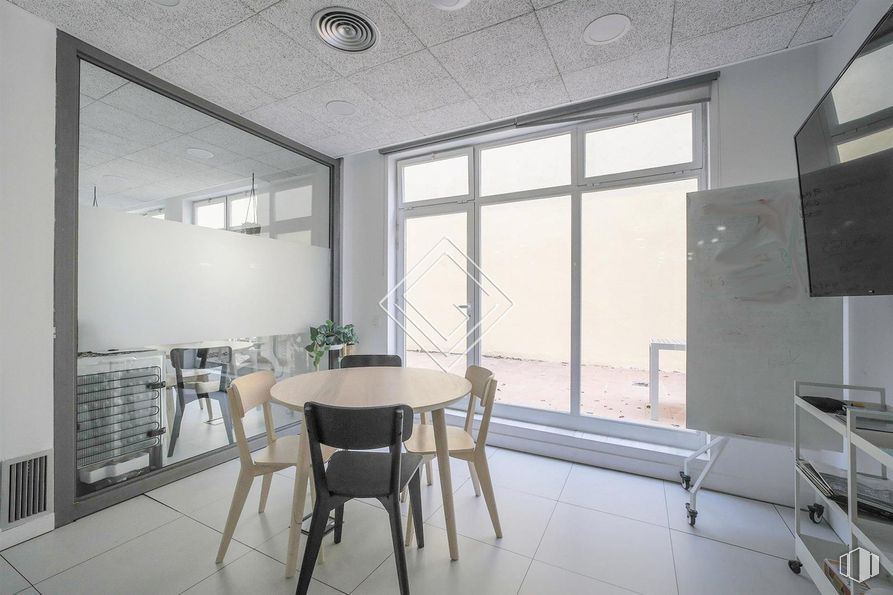 Oficina en alquiler en Zona Guindalera, Salamanca, Madrid, 28028 con silla, mesa de cocina y comedor, mesa, mueble, edificio, madera, sombra, interiorismo, arquitectura y suelos alrededor