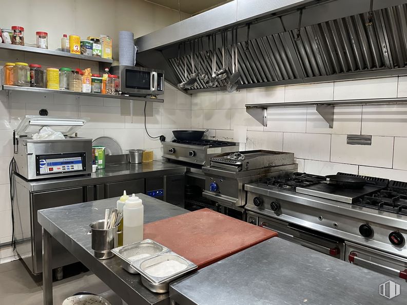 Local en alquiler en  Zona Montecarmelo, Fuencarral - El Pardo, Madrid, 28034 con horno microondas, productos envasados, mesa, aparato de cocina, encimera, ebanistería, estufa de cocina, estufa de gas, cocina y electrodoméstico alrededor