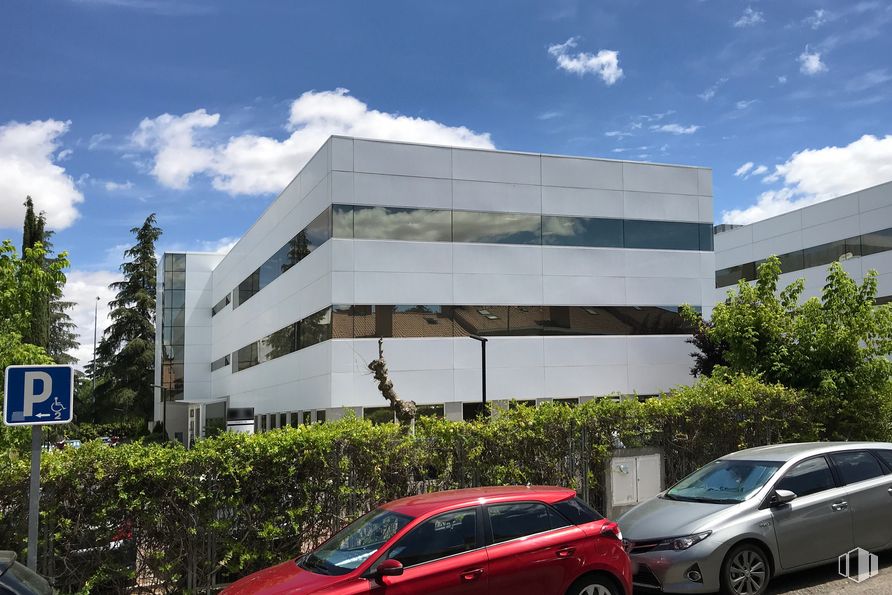 Oficina en alquiler en Edificio E, Calle Ochandiano, 10, Moncloa - Aravaca, Madrid, 28023 con coche, edificio, señal de tráfico, nube, cielo, planta, vehículo, exterior automotriz, árbol, diseño urbano y sombra alrededor