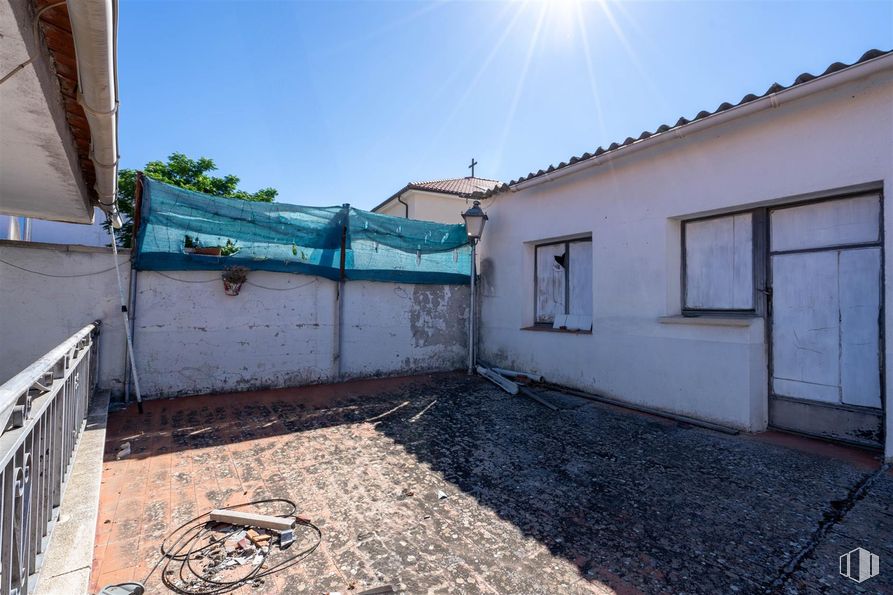 Land for sale at Zona Centro, Campo Real, Madrid, 28510 with window, house, sky, building, road surface, asphalt, land lot, wood, neighbourhood and morning around