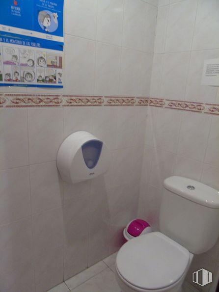 Oficina en alquiler en Zona Praderón, San Sebastián de los Reyes, Madrid, 28700 con inodoro, asiento de inodoro, baño, morado, línea, piso, pared, propiedad material, fontanería y pavimentos alrededor