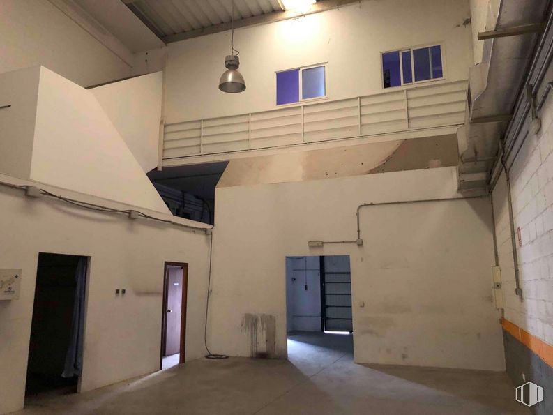 Nave en alquiler y venta en Zona industrial Getafe, Getafe, Madrid, 28906 con ventana, alumbrado, ebanistería, puerta, edificio, madera, accesorio, casa, suelos y fachada alrededor