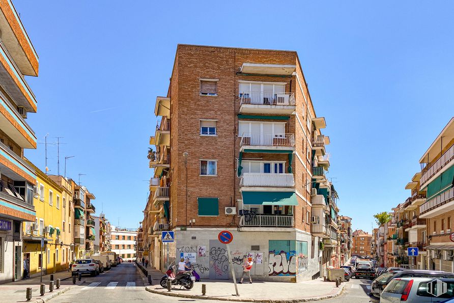 Retail for sale at Barrio Puerta del Ángel, La Latina, Madrid, 28011 with car, building, sky, daytime, window, infrastructure, wheel, urban design, condominium and tire around