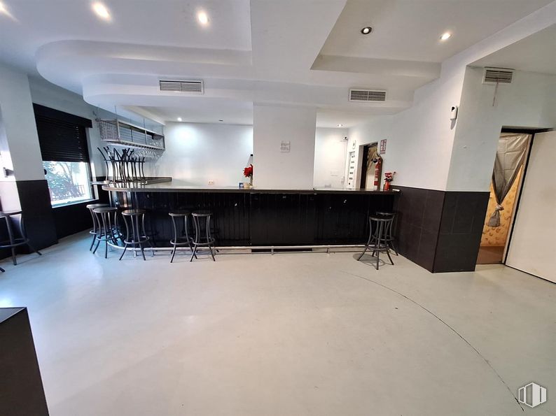 Retail for rent at Travesía Ronda, 6, San Blas - Canillejas, Madrid, 28022 with light fixture, flooring, floor, interior design, furniture, ceiling, hall, chair, cleanliness and recreation room around