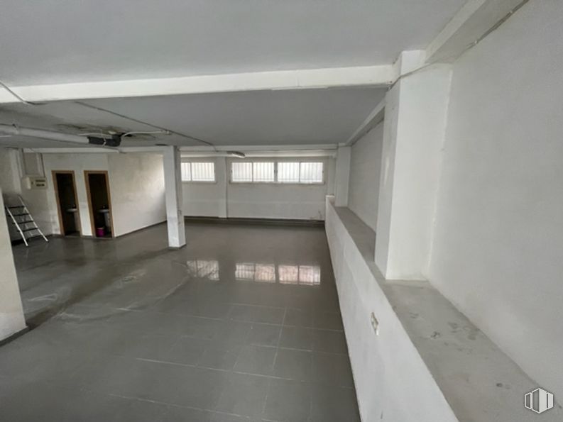 Local en venta en Calle Hernán Cortés, 12, Majadahonda, Madrid, 28220 con ventana, accesorio, edificio, pasillo, piso, pavimentos, material compuesto, vidrio, techo y espacio alrededor