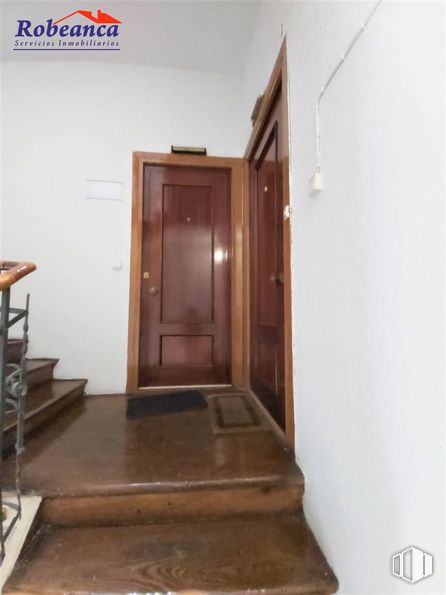 Oficina en alquiler en Zona centro, Ávila, 05001 con puerta, marrón, accesorio, madera, tinte para madera, piso, pared, suelo, puerta de casa y barniz alrededor