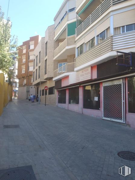 Retail for sale at Calle Independencia, Alcorcón, Madrid, 28921 with building, window, sky, urban design, road surface, asphalt, neighbourhood, residential area, tree and facade around