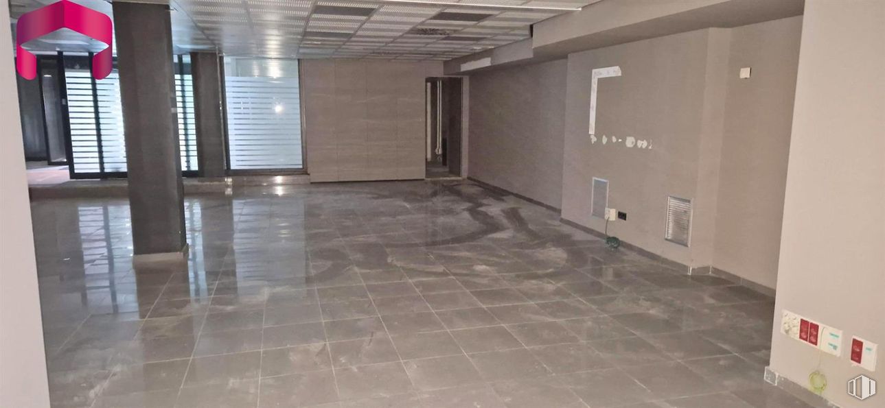 Retail for sale at Calle Esteban Collantes, Ciudad Lineal, Madrid, 28017 with flooring, floor, ceiling, interior design, tile flooring, tile, hall, glass, silver and transparency around