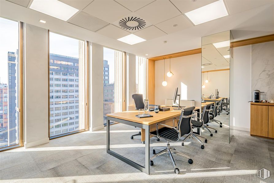 Office for rent at Edificio Cuzco IV, Paseo Castellana, 141, Tetuán, Madrid, 28046 with chair, desk, cabinetry, light fixture, table, lighting, furniture, interior design, flooring and floor around