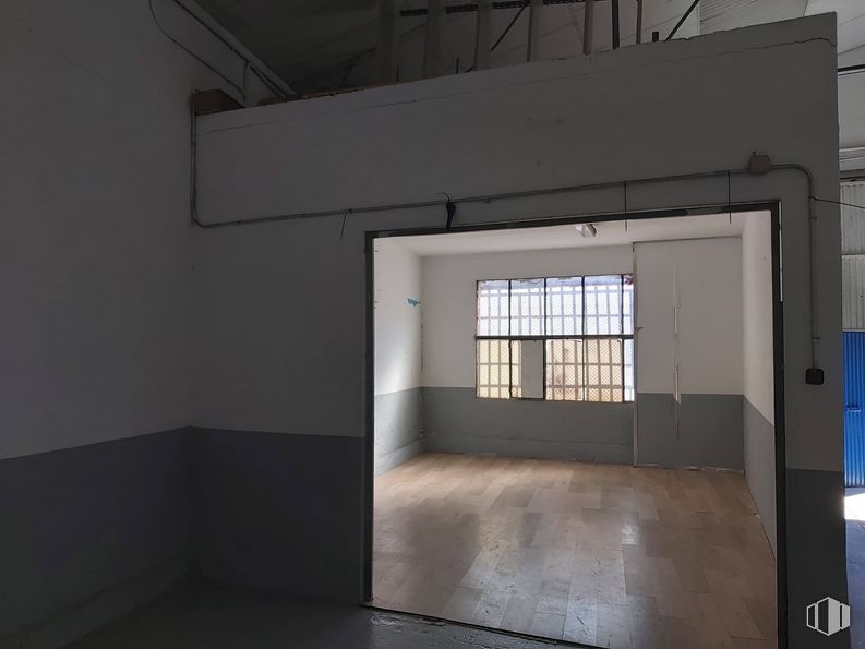 Nave en venta en Calle Charco Peces, Torrejón de Ardoz, Madrid, 28850 con ventana, accesorio, edificio, madera, rectángulo, pasillo, material compuesto, suelo, vidrio y techo alrededor