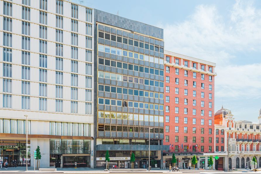 Office for rent at Plaza España, Centro, Madrid, 28008 with building, sky, cloud, daytime, property, window, architecture, tower block, urban design and condominium around