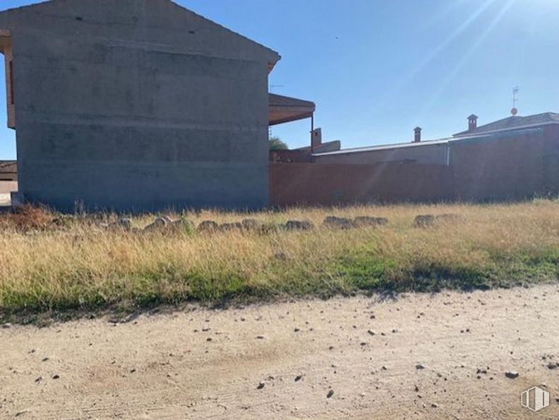 Land for sale at Avenida Reina Sofía Sur, Sonseca, Toledo, 45100 with sky, land lot, building, plant, asphalt, grass, plain, landscape, rural area and tints and shades around