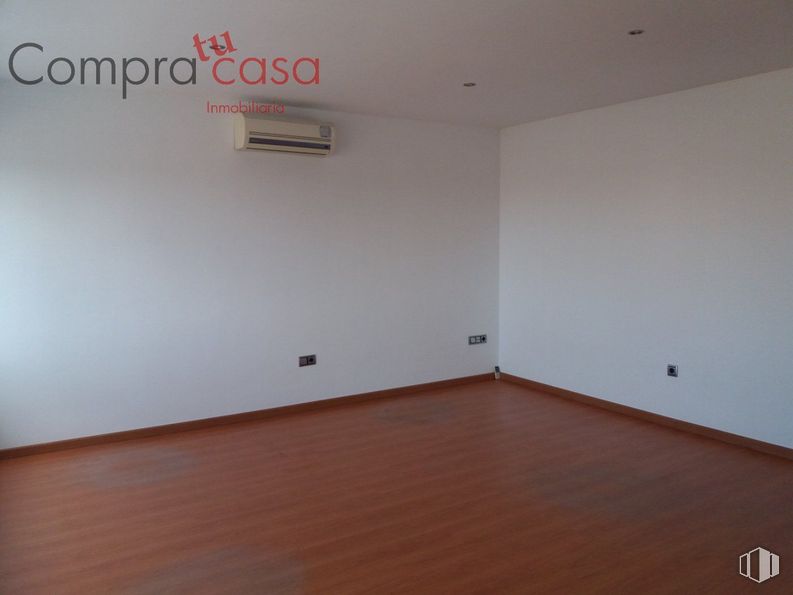 Office for rent at Polígono Industrial El Cerro, Segovia, 40006 with property, fixture, interior design, paint, wood, wall, wood stain, ceiling, flooring and hardwood around