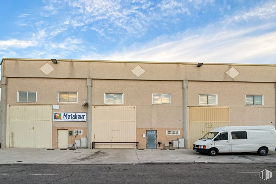 Industrial for sale at Calle Curtidores, 32, Illescas, Toledo, 45200 with van, building, door, cloud, automotive parking light, sky, tire, property, wheel and vehicle around