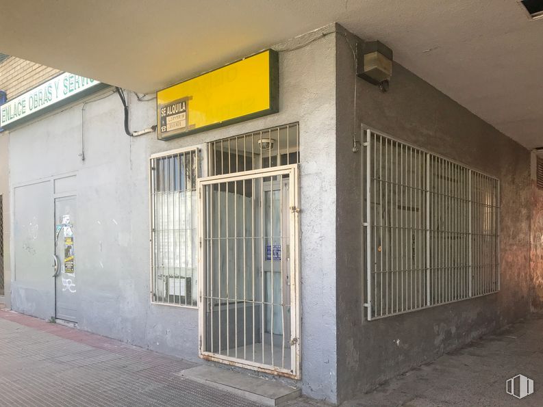 Retail for sale at Calle Uruguay, 23, Coslada, Madrid, 28820 with window, door, fixture, gas, composite material, facade, building material, concrete, paint and city around