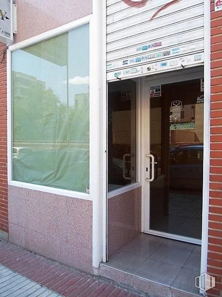 Local en venta en Zona La Avanzada, Fuenlabrada, Madrid, 28945 con puerta, ventana, edificio, accesorio, sombra, madera, casa, material de construcción, albañilería y ladrillo alrededor