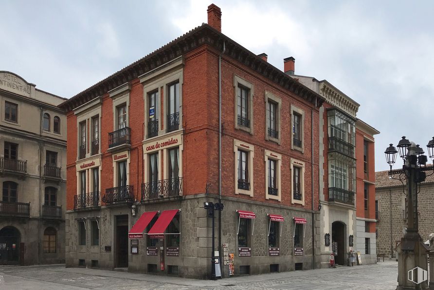 Oficina en alquiler en Plaza de la Catedral, 13, Ávila, 05001 con edificio, luz de la calle, ventana, cielo, propiedad, accesorio, enladrillado, ladrillo, barrio residencial, propiedad material y nube alrededor