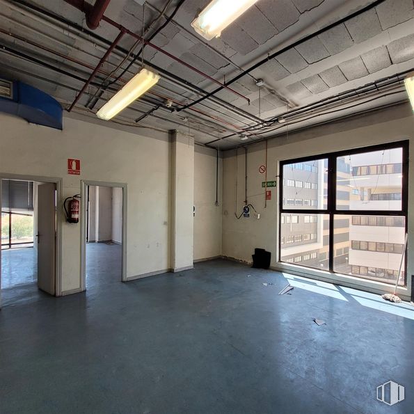 Industrial for sale at Calle María Tubau, Fuencarral - El Pardo, Madrid, 28050 with lighting, light fixture, ceiling, floor, flooring, interior design, composite material, hall, concrete and daylighting around