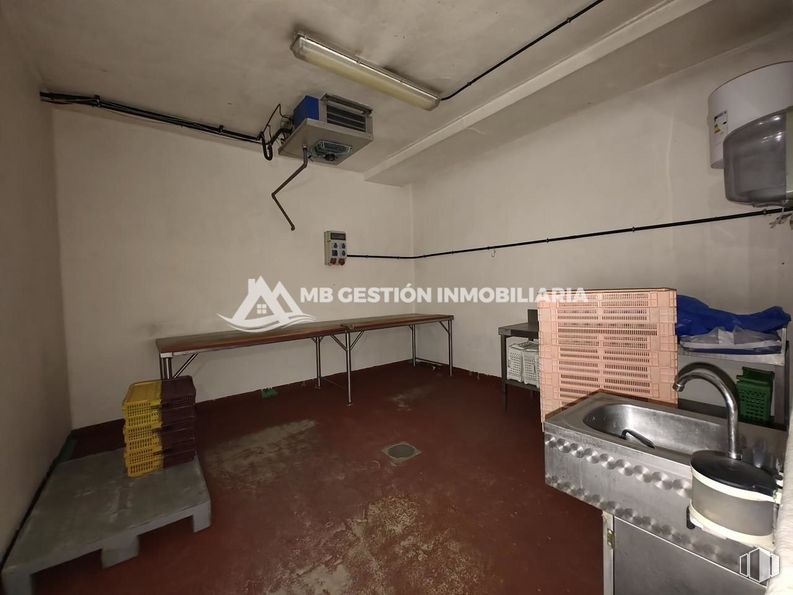 Nave en venta en Camino viejo de Getafe, Fuenlabrada, Madrid, 28946 con mesa, edificio, madera, interiorismo, ebanistería, suelos, suelo, pared, techo y fregadero alrededor