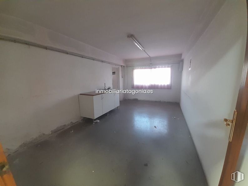 Industrial for rent at Zona Polígono Industrial, Arganda del Rey, Madrid, 28500 with window, fixture, flooring, floor, hall, building, ceiling, composite material, glass and concrete around