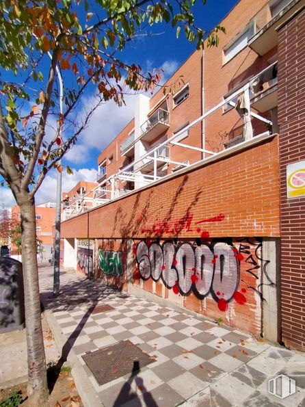 Retail for sale at Zona centro, Cuenca, 16004 with wall, facade, neighbourhood, urban design, brick, sidewalk, concrete, graffiti, mural and paint around