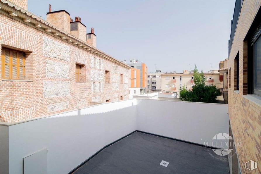 Local en alquiler y venta en Avenida Constitución, San Fernando de Henares, Madrid, 28830 con ventana, cielo, edificio, accesorio, planta, interiorismo, diseño urbano, barrio, zona residencial y casa alrededor