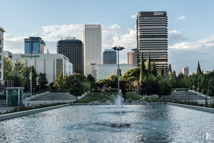 Oficina en alquiler en Edificio Castellana 81, Paseo Castellana, 81, Tetuán, Madrid, 28046 con edificio, fuente, agua, nube, cielo, rascacielos, planta, tiempo de día, propiedad y luz alrededor