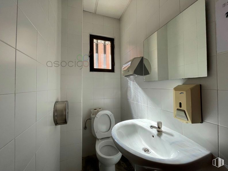 Retail for rent at Avenida Ejército, Guadalajara, 19004 with toilet, sink, window, mirror, tap, plumbing fixture, bathroom sink, property, bathroom and plant around