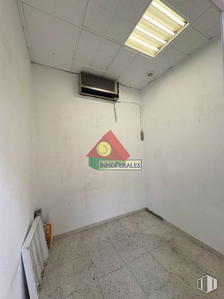 Retail for rent at C.C Perales del Carmen, Calle Groenlandia, 6, Getafe, Madrid, 28909 with light fixture, lighting, floor, flooring, building material and tile flooring around