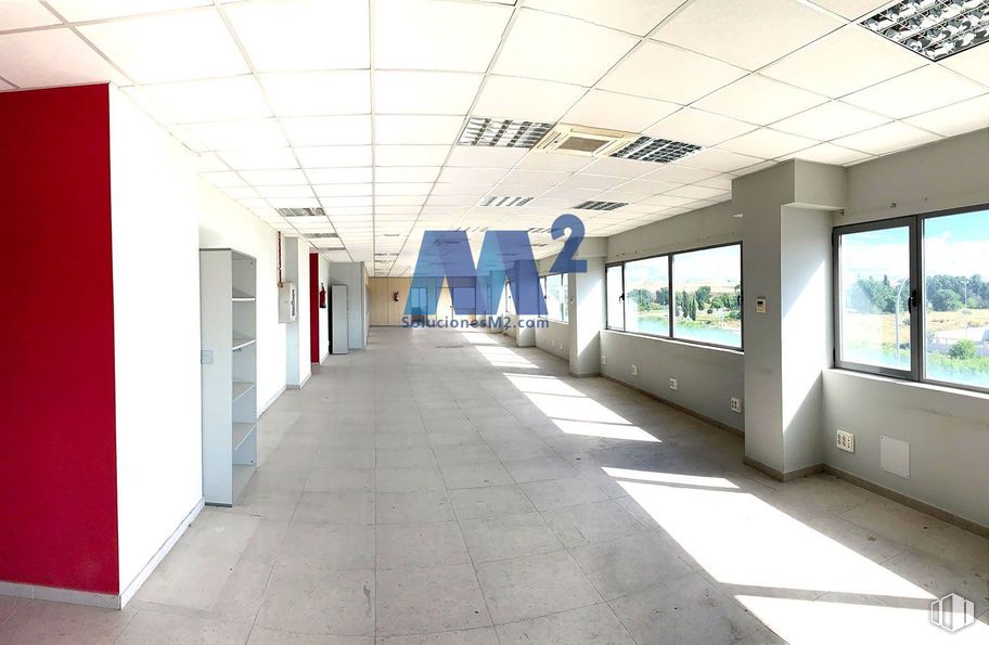 Nave en venta en Polígono industrial Meco R2, Meco, Madrid, 28880 con ventana, planta, accesorio, interiorismo, hall, suelo, suelos, sombra, fachada y vidrio alrededor