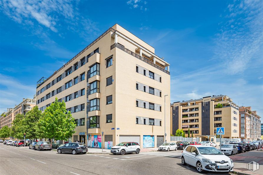 Retail for sale at Calle Cirauqui, 4, Fuencarral - El Pardo, Madrid, 28050 with car, building, apartment, metropolitan area, condominium, urban design, commercial building, mixed-use, high-rise building and family car around