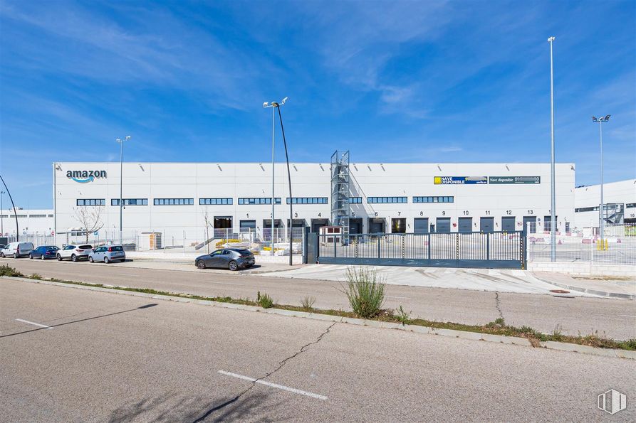 Nave en alquiler en Polígono industrial Gavilanes, Getafe, Madrid, 28906 con edificio, cielo, nube, luz de la calle, planta, rueda, vehículo, coche, carretera y superficie de la carretera alrededor