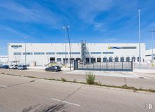 Nave en alquiler en Polígono industrial Gavilanes, Getafe, Madrid, 28906 con edificio, cielo, nube, luz de la calle, planta, rueda, vehículo, coche, carretera y superficie de la carretera alrededor