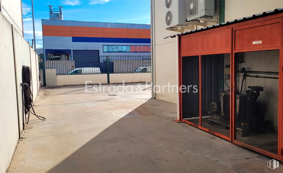 Nave en alquiler en Polígono Industrial Monte Boyal, Casarrubios del Monte, Toledo, 45950 con cielo, edificio, ventana, asfalto, superficie de la carretera, sombra, barrio, zona residencial, inmobiliario y gas alrededor